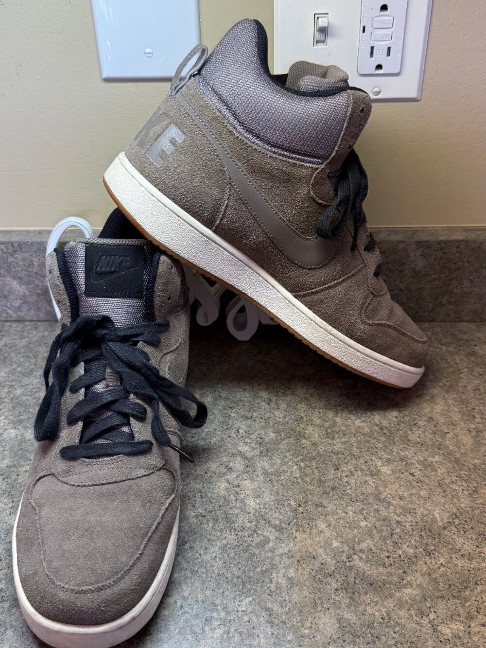 Nike Eberon Mid Basket Ball Shoe Suede Upper size 11 1/2